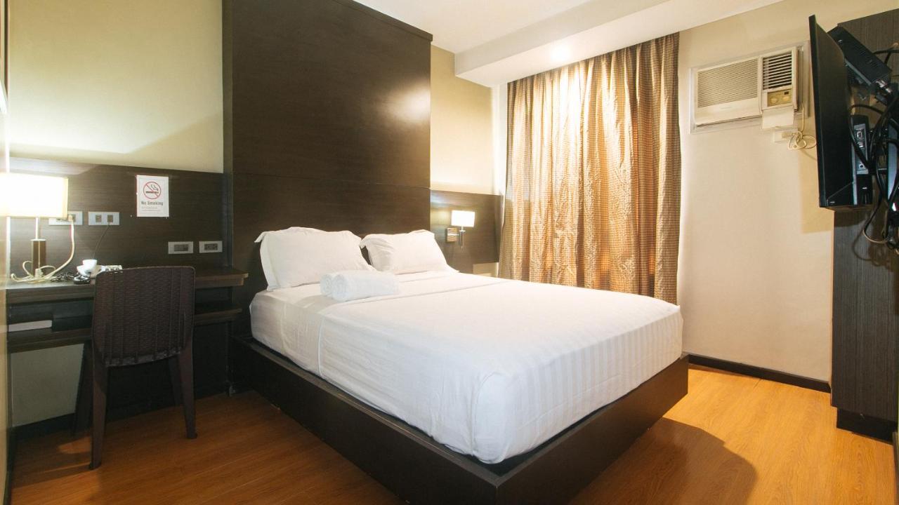 Lorenzzo Suites Hotel Makati City Bagian luar foto